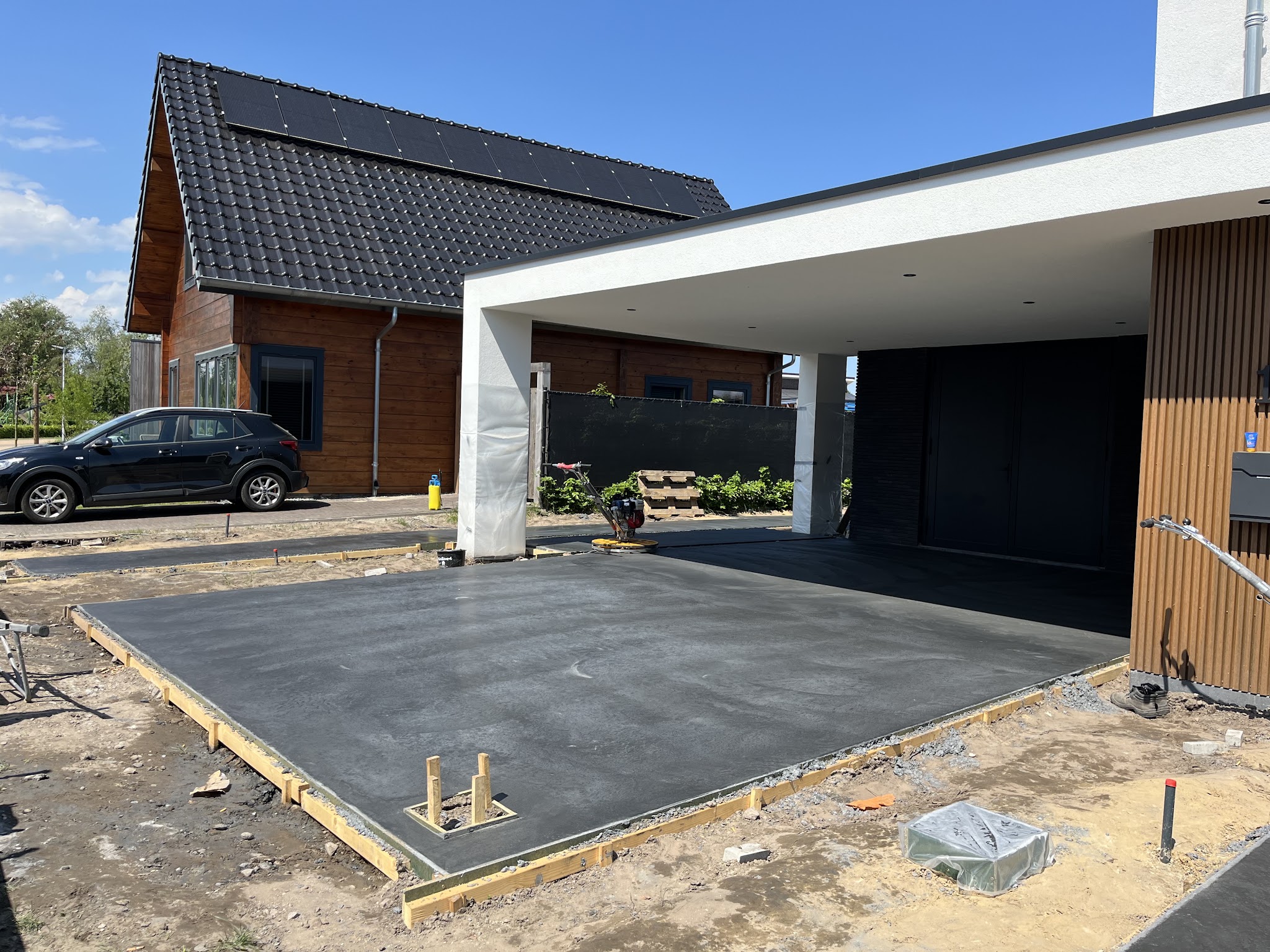 Oprit en carportvloer worden gevlinderd
