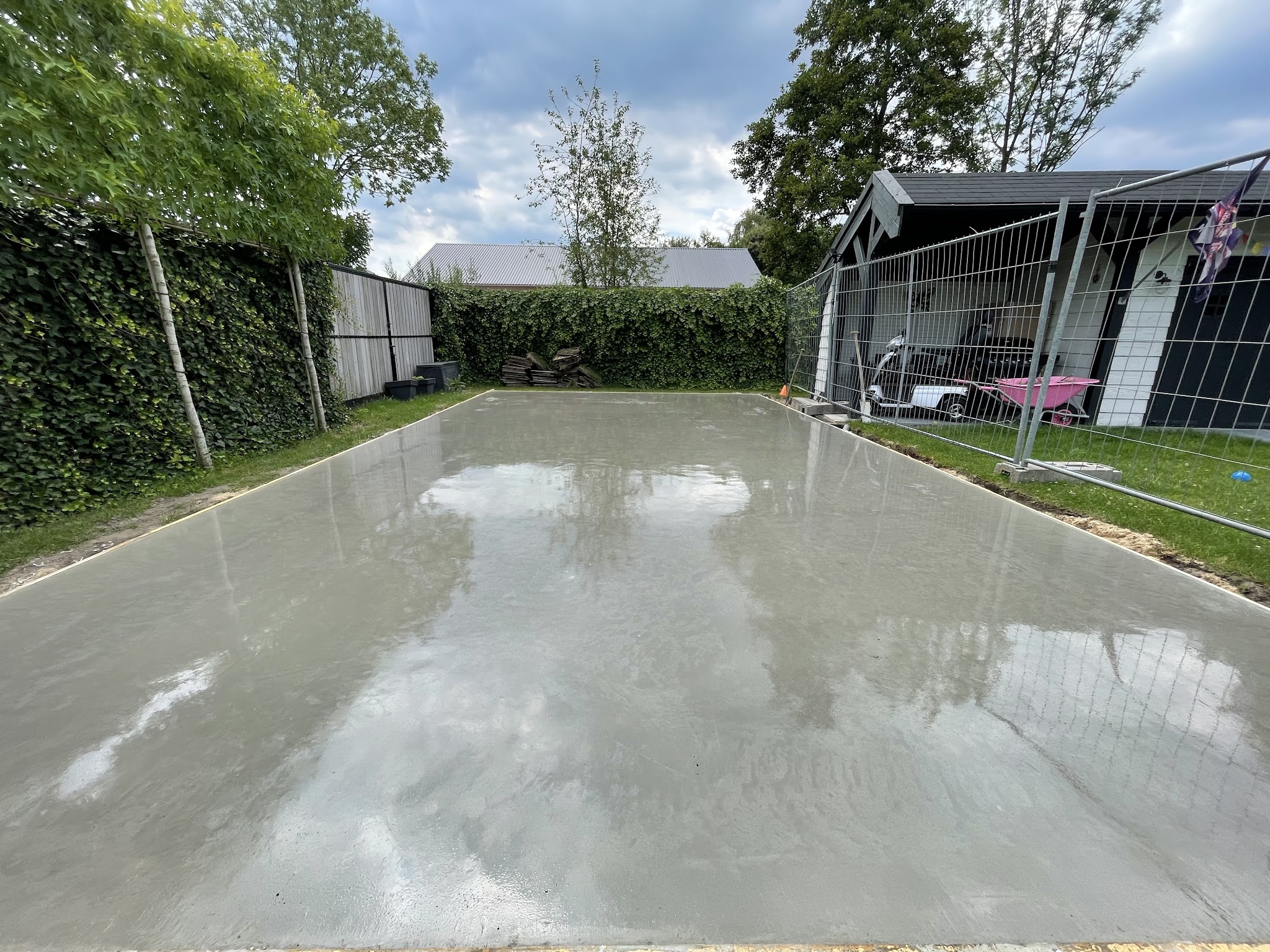 Verse betonvloer in een tuin, net gestort